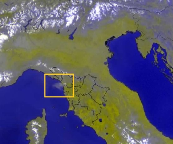 I fumi del vasto incendio che da ore interessa le colline della Versione visto dal satellite.