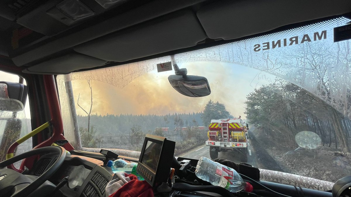 Sdis_95's tweet photo. [#FeudeForêt]  Engagés en renfort sur le feu de Landiras, nos sapeurs-pompiers ont commencé à combattre les incendies dès leur arrivée. Ils font honneur au corps des sapeurs-pompiers du Val-d'Oise. 
Bon courage à tous les sapeurs-pompiers et personnels engagés sur ces incendies ! https://t.co/tLmXuSDsmB