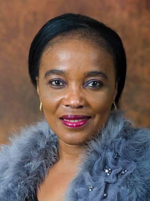 Deputy Minister of Transport, Ms. Sindisiwe Chikunga has lost 6 family members after their vehicle collided head-on with a bakkie on the N11 between Ladysmith and Newcastle in KwaZulu-Natal on Sunday night.
Her son, daughter-in-law & 4 grandchildren all perished in the accident.