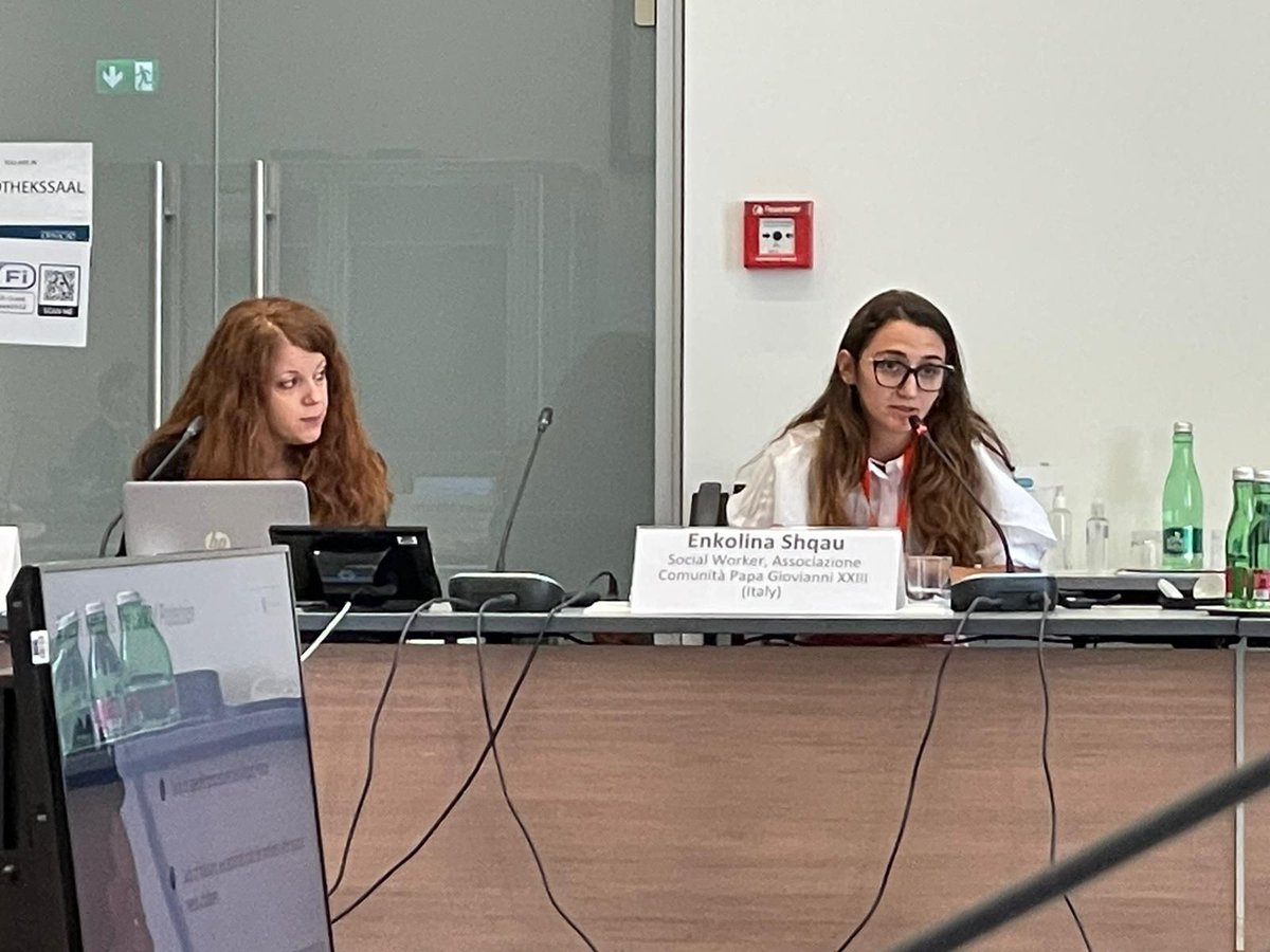 apg23_org's tweet photo. «Se vogliamo tenere donne vittime di tratta e i loro bimbi al sicuro, non devono essere riportate in Paesi a rischio. Il Regolamento di Dublino non è la soluzione, è il problema». @enkolina al meeting @OSCE di Vienna sulla tratta #TheJusticeProject #RawanShrum #SISA https://t.co/NVQyrlZgb7