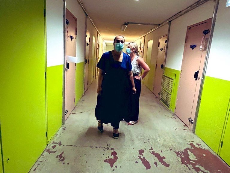 SabrinaSebaihi's tweet photo. Ce matin, en plein pic de canicule, nous sommes allées a la maison d’arrêt de Nanterre : Surpopulation carcérale et manque de personnel avec parfois 4 personnes dans 16 mètres carrés. Malgré la volonté du personnel, le combat pour la dignité des détenus est quotidien. https://t.co/DA5nIm8U8U