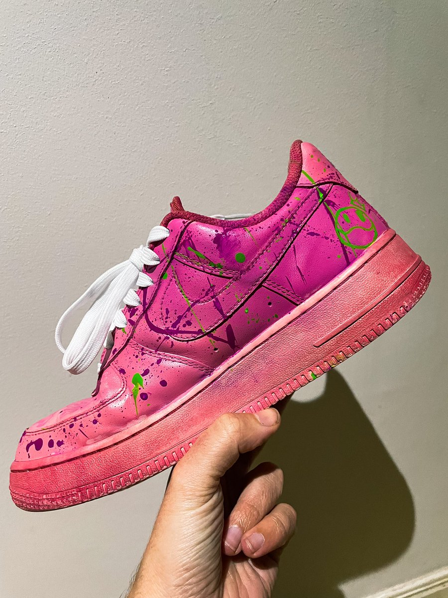 Paige_pagius's tweet photo. Created a pair for #ITZY #ITZY_SNEAKERS video coming soon… #nike #customshoes https://t.co/anzBj13LDK