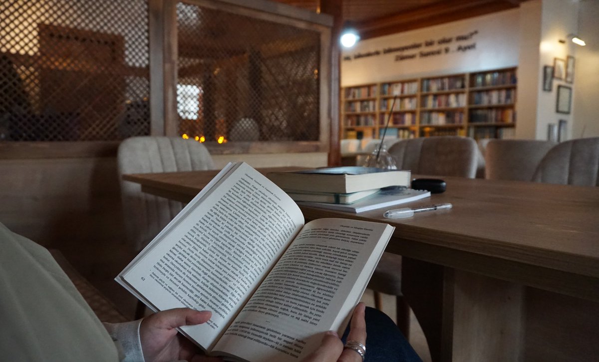 buharakitapkafe's tweet photo. Biraz huzur 📚

#kitap #ki̇tapkafe #hacıbayram https://t.co/Kr4h2owfkC