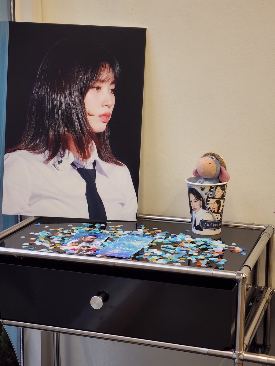 wmjsy97's tweet image. 해림이 생일 카페 끝나기 전에 겨우 옴..
퇴근이 늦어져서 겨우 왔다 ㅠㅠ 
해림아 생일 축하해 :) #HAPPY_ELLY_DAY #해림이와_함께라면_be_alright #WekiMeki #위키미키 #정해림 #엘리