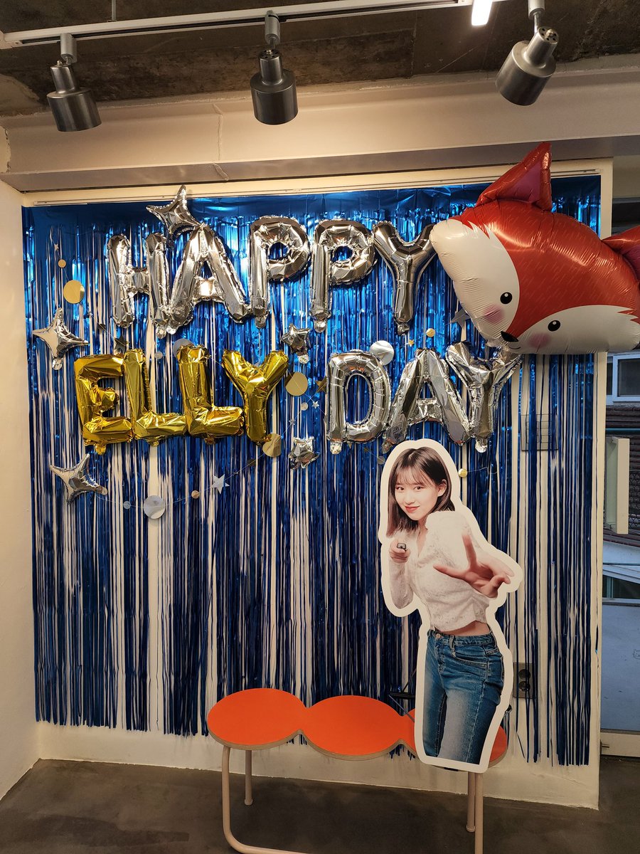 wmjsy97's tweet image. 해림이 생일 카페 끝나기 전에 겨우 옴..
퇴근이 늦어져서 겨우 왔다 ㅠㅠ 
해림아 생일 축하해 :) #HAPPY_ELLY_DAY #해림이와_함께라면_be_alright #WekiMeki #위키미키 #정해림 #엘리