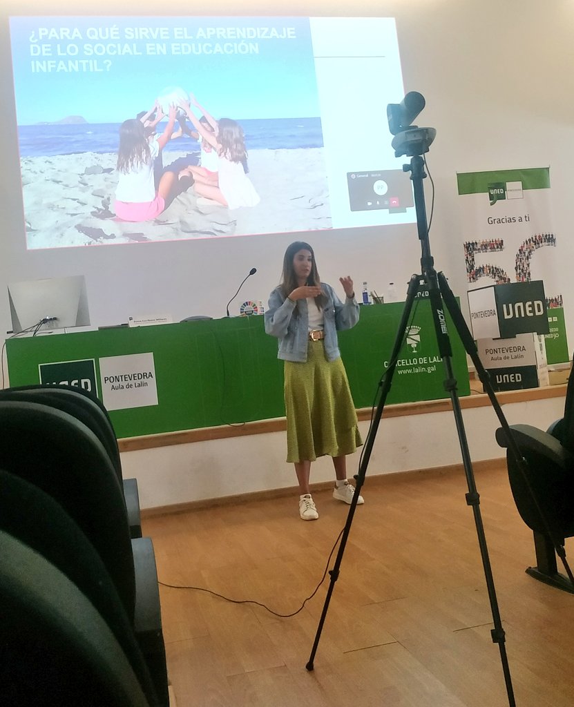 Espacios híbridos en la formación de maestros/as. Aprender junto a un equipo de maestras gallegas, ¡es un lujo! Gracias <a href="/unedpontevedra/">UNED Pontevedra</a> por esta oportunidad. Estamos ahora escuchando a <a href="/AinhoaEMiralles/">Ainhoa Escribano</a>, desde el currículo de ciencias sociales en #EducaciónInfantil