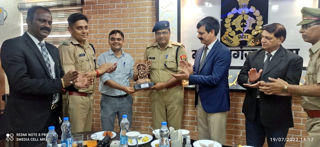 maharajganjpol's tweet photo. अपर पुलिस अधीक्षक श्री निवेश कटियार के स्थानांतरण के उपरांत आयोजित भव्य विदाई समारोह में श्रीमान जनपद न्यायाधीश महोदय, जिलाधिकारी एवं पुलिस अधीक्षक महराजगंज द्वारा माल्यार्पण एवं स्मृति चिन्ह भेंट कर स्वस्थ एवं सुखद जीवन की कामना की गयी।
#UPPolice https://t.co/F697q2ODum