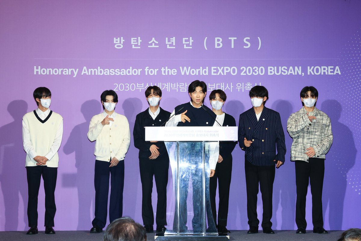 "세계인이 사랑하는 글로벌 스타, 방탄소년단(BTS)!
2030부산세계박람회 공식 홍보대사 되다!"🎉

한 총리는 글로벌 스타 BTS를 2030부산세계박람회 홍보대사로 위촉했습니다.
이번 홍보대사 위촉은 국민, 더 나아가 세계인의 관심과 응원을 집중하는 계기가 될 것으로 기대됩니다!

#한덕수 #BTS
