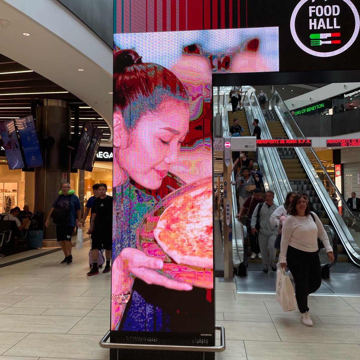 FParasecoli's tweet photo. In the food hall of the Rome airport, women are seemingly allowed to crave pizza, besides of course salad #pizzgasm #foodrepresentation #foodandgender https://t.co/4g7htWjSQc