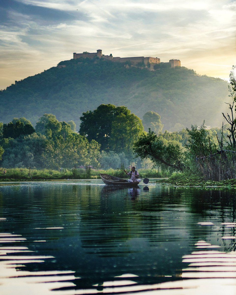 GM

A view of Hari Parbat Fort from the interiors of Dal Lake in Srinagar, Kashmir.

#hariparbat #dallake #srinagar #kashmir