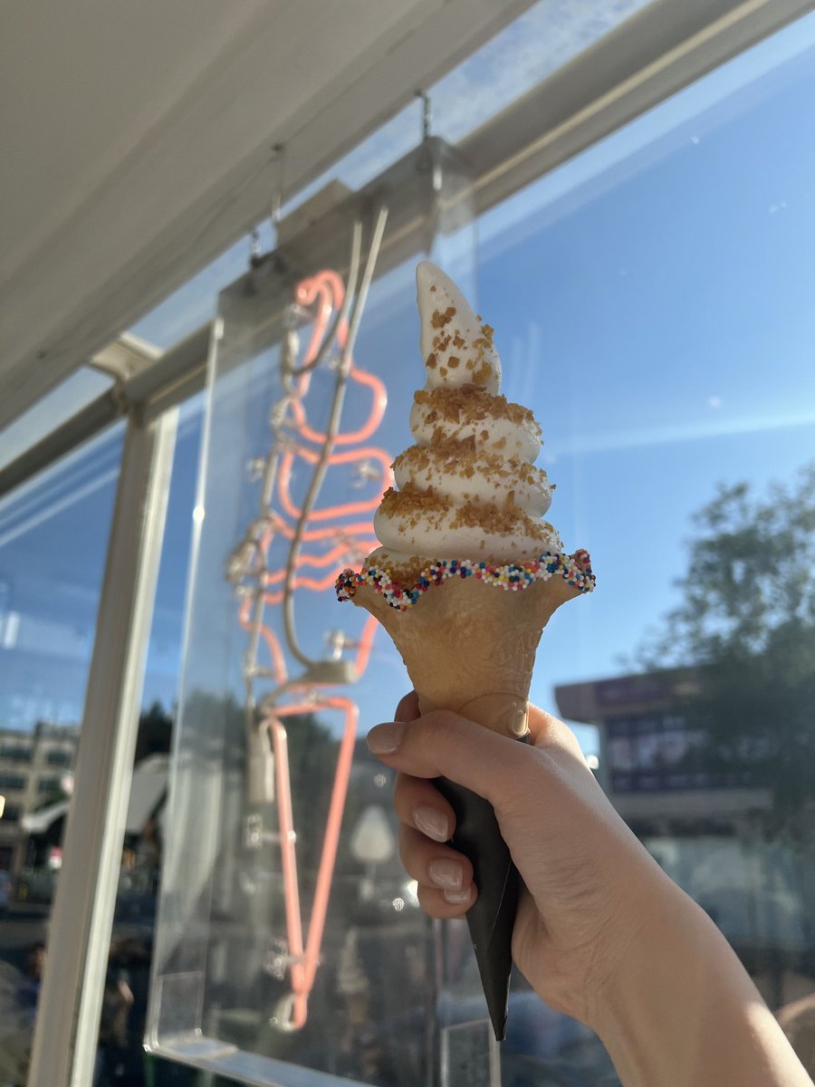 <a href="/vtaect/">zel.</a> Sorry slow respon
Btw gimana harinya?
Masih semangat atau loyo nih?
Nih shira bawa ice cream biar ga loyo