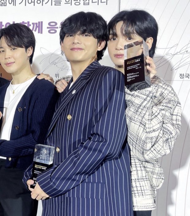 EvexEce_kthjjk's tweet photo. No you dont understand cuz this is a event organised by busan government and they are on national tv (kbs) and this is Jungkook holding Taehyung 
#taekook https://t.co/d7iiChh116