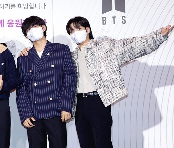 EvexEce_kthjjk's tweet photo. No you dont understand cuz this is a event organised by busan government and they are on national tv (kbs) and this is Jungkook holding Taehyung 
#taekook https://t.co/d7iiChh116