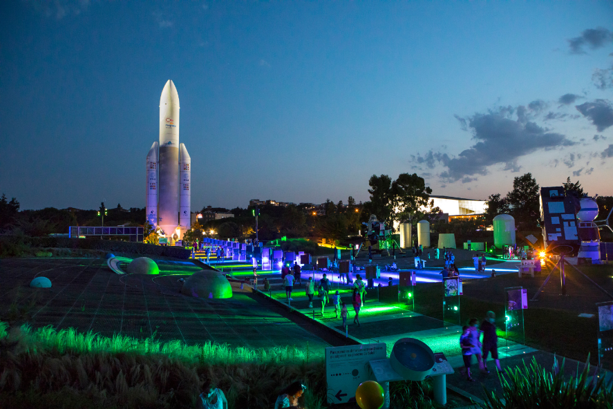 CiteEspace's tweet photo. Ce jeudi 21 juillet, profitez d'une longue soirée d'été la tête dans les étoiles ✨ en visitant la @CiteEspace en nocturne.
Au programme :
🔸 Observation du ciel au télescope
🔸 Illumination des Jardins
🔸 Nouveau spectacle sur la Fusée Ariane
Réserver🔗 https://t.co/ZRGvVy3SqN https://t.co/WxEhiNzXNv