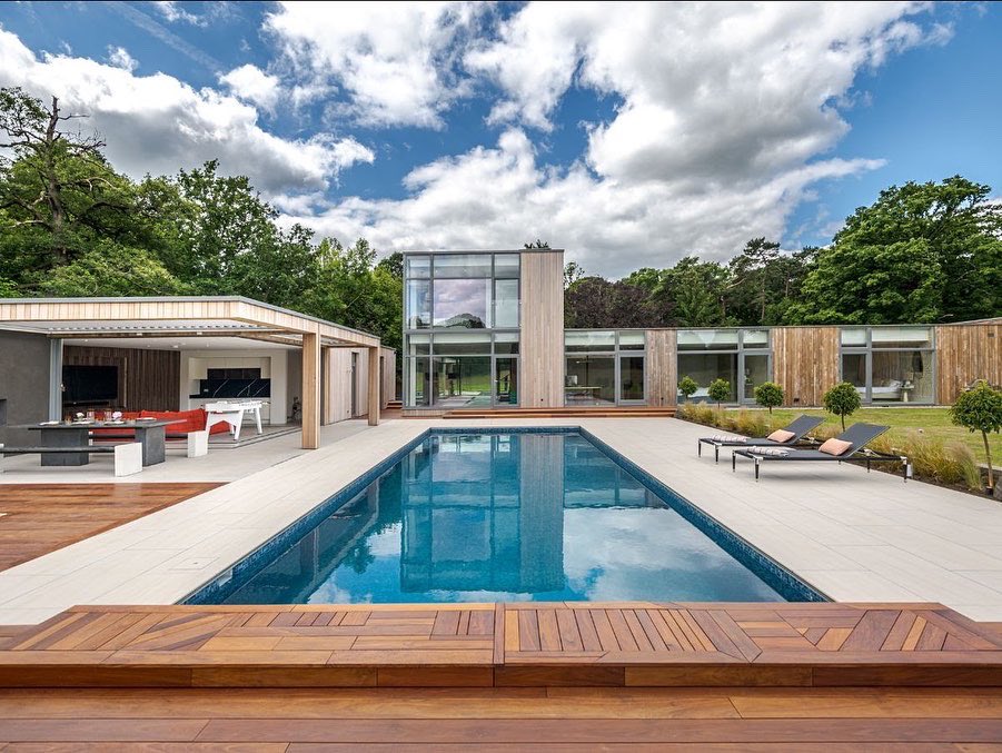 lovelocations_'s tweet photo. While we're working through one of the hottest days in Britain ever! One of the first things we'd love to do is jump into a pool. 

Take a look at our selection of pools that we think you'll love! 🌞🪴 
Left to right;
1 - 6ixteen 
2 - Bel Air 
3 - Well Spring Barn 
4 - Manor View https://t.co/77fAJfPY3O