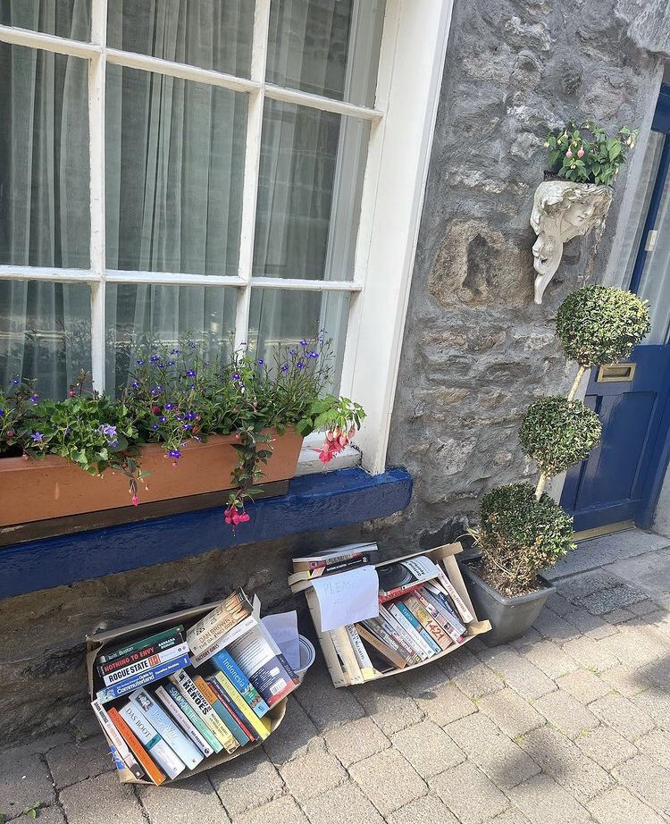 THWestateagents's tweet photo. ๐Kirkby Lonsdale Main Street ๐
#Outandabout #Kirkbylonsdale #Localfinds #Sales #Lettings #estateagents #Freebooks #Streetlibrary #Localarea #Southlakes #Cumbria https://t.co/AUUzQE53FE