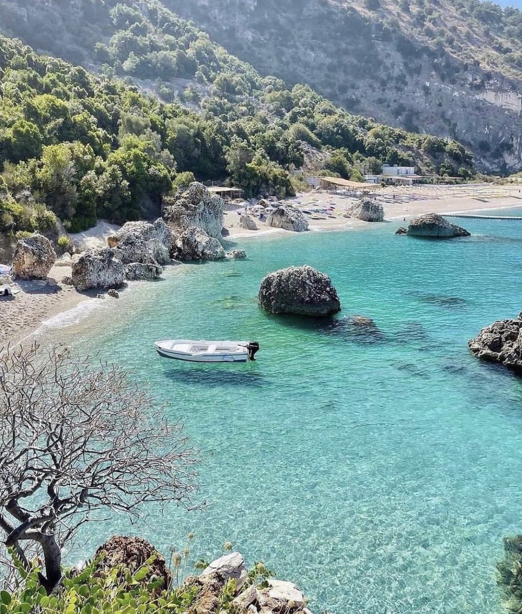 Nah, that boat isn‘t floating
It‘s just the coast of Albania🇦🇱