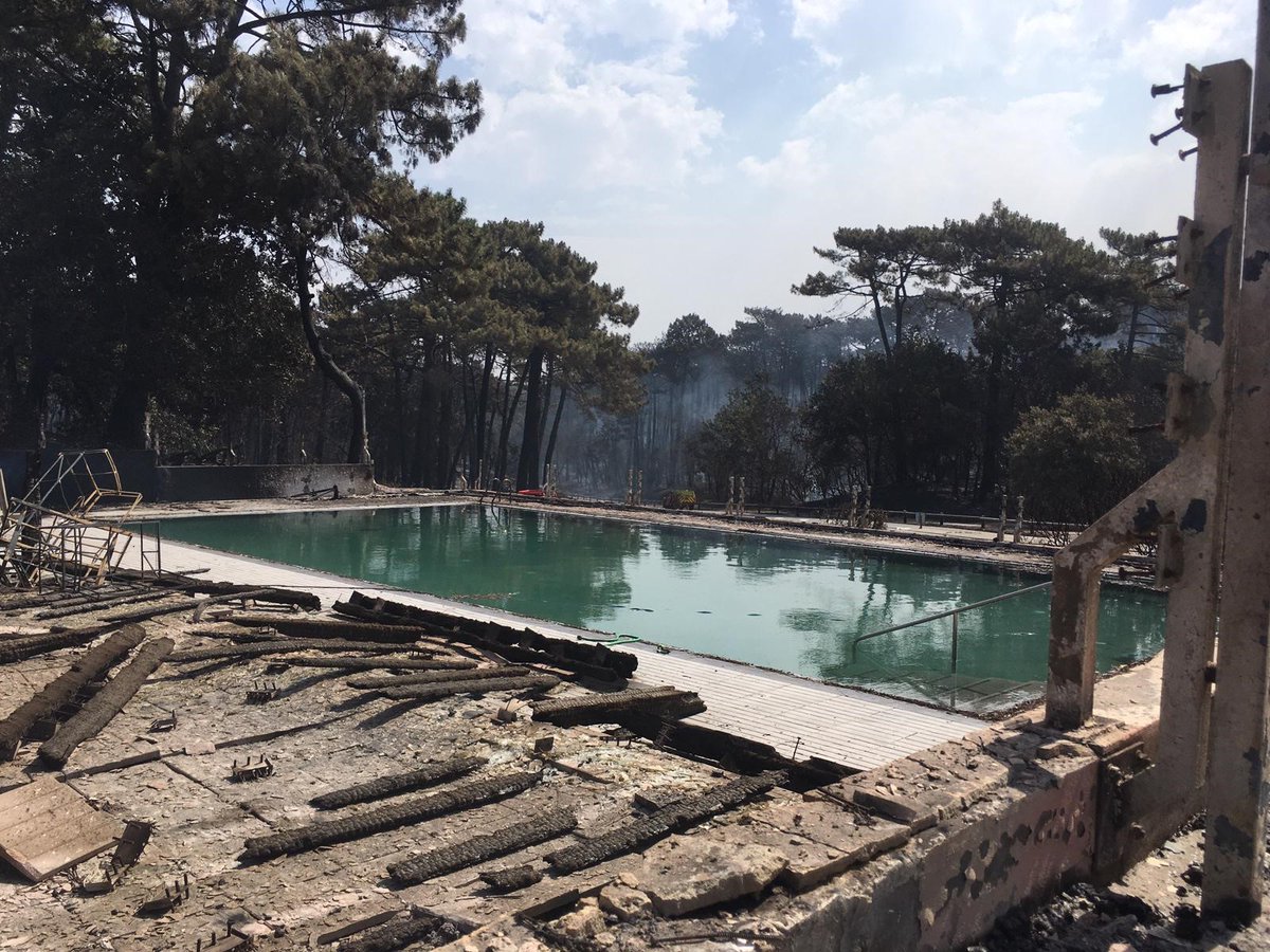 F3Aquitaine's tweet photo. 🔥 Cinq campings du secteur de La Teste-de-Buch ont été ravagés par l'#incendie qui continue de progresser ce mardi. Parmi eux, le mythique camping de la Dune, plus connu sous le nom de #campingdesflotsbleus. Il a été détruit à 90%. 
@gironde 
#LaTestedeBuch 
📷 : Hélène Chauwin https://t.co/nWKKQDpeQW