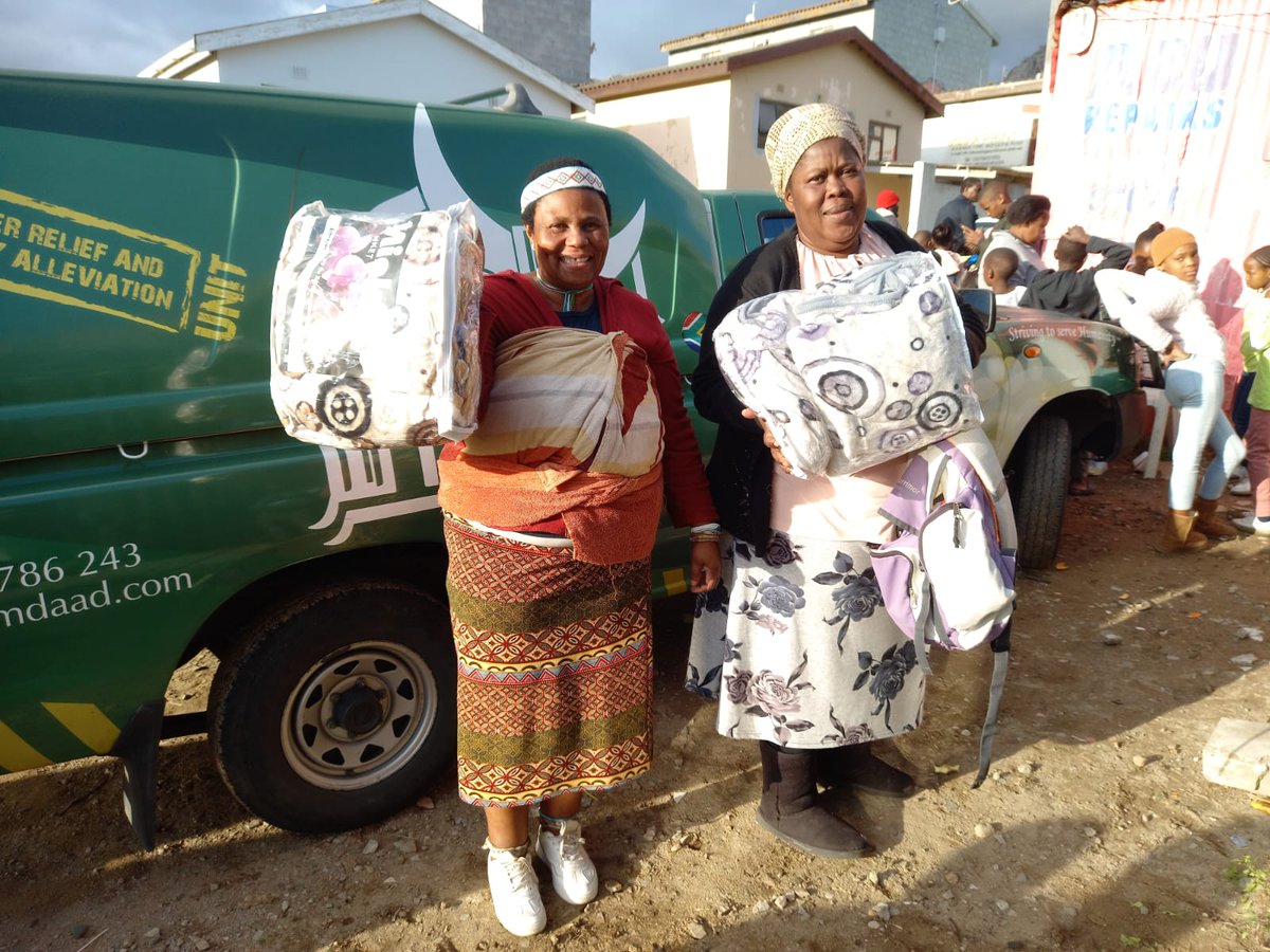 Alimdaad's tweet photo. Al-Imdaad Foundation's Western Cape team in partnership with University of Cape Town MSA (@UCTMSA), distributed blankets, hoodies, and warm hats to needy persons in the Hout Bay area.

#alimdaad #westerncape #winterwarmth #collaboration #makingadifference #humanitarianaid https://t.co/6dXel5TaJv