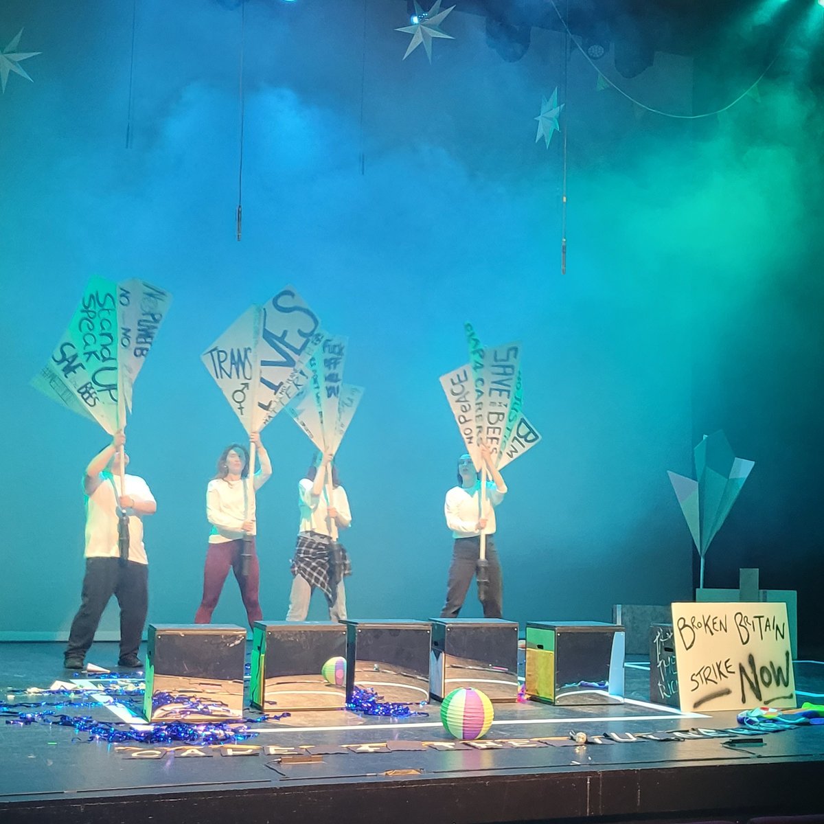 PendSFCollege's tweet photo. Our Performing Arts students collaborated with @GirlGangMcr to produce a performance telling the issues young people are facing.
The festival showed work from various schools and colleges.
More info: https://t.co/bQ5T7zkU4U
#PendSFC @AllHallowsRC #StageDirection #GirlGangMCR https://t.co/5QzzlTXmmu