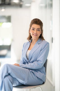 Eerste spreker - WD Inspiratiedag 2022
“Die jeugd van tegenwoordig die niet meer langer dan een paar jaar ergens blijft.” “Die oude garde die niet mee wil veranderen.” 
Iris Gündel legt in haar lezing generatieverschillen op de werkvloer bloot.
Aanmelden: ow.ly/eoLu50JYT58