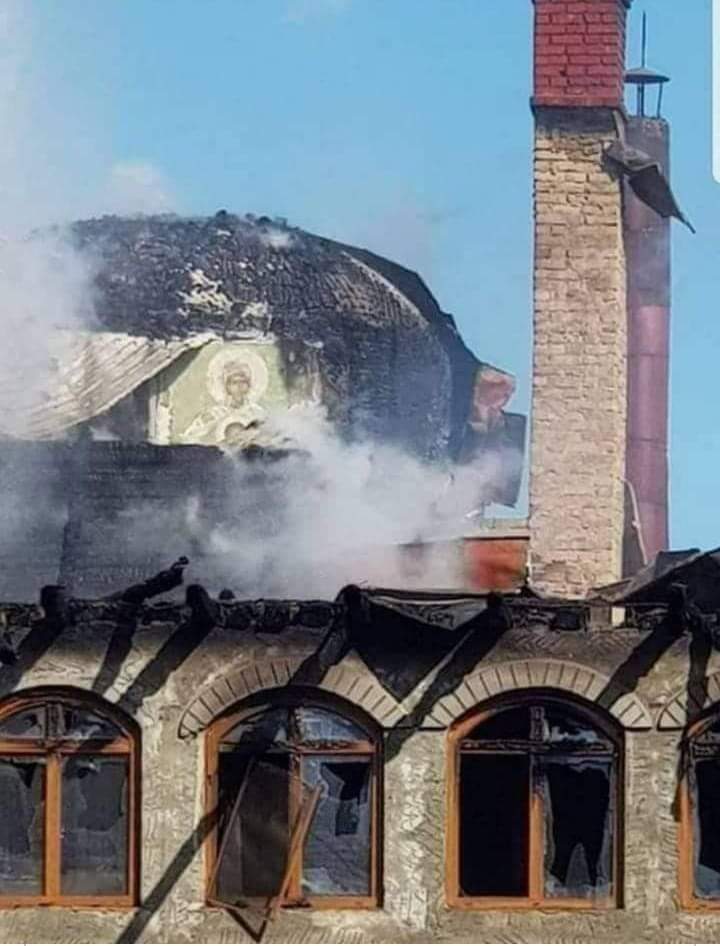 Πυροσβέστες που έσβησαν τη φωτιά της ρουμανικής μονής του Αγίου Μηνά,δακρύζουν βλέποντας πως η θαυματουργή εικόνα της Παναγίας που στέκεται στη σοφίτα δεν καίγεται,αλλά οι φλόγες γυρίζουν γύρω από αυτήν σε κάθε πλευρά.