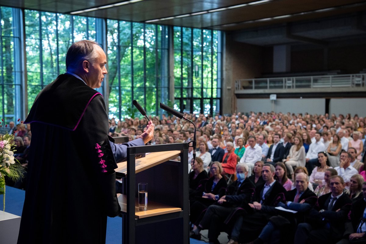 Op 6 juli had ik de eer om de #commencement speech te geven aan <a href="/med_fac/">Med Fac KU Leuven</a> <a href="/KU_Leuven/">KU Leuven</a> over BASISWAARDEN VOOR GOEDE ZORG, onderdeel van het #FlaQuM gedachtengoed. 

U kan de speech hier bekijken 

==&gt; youtu.be/dhIS40hDCpU