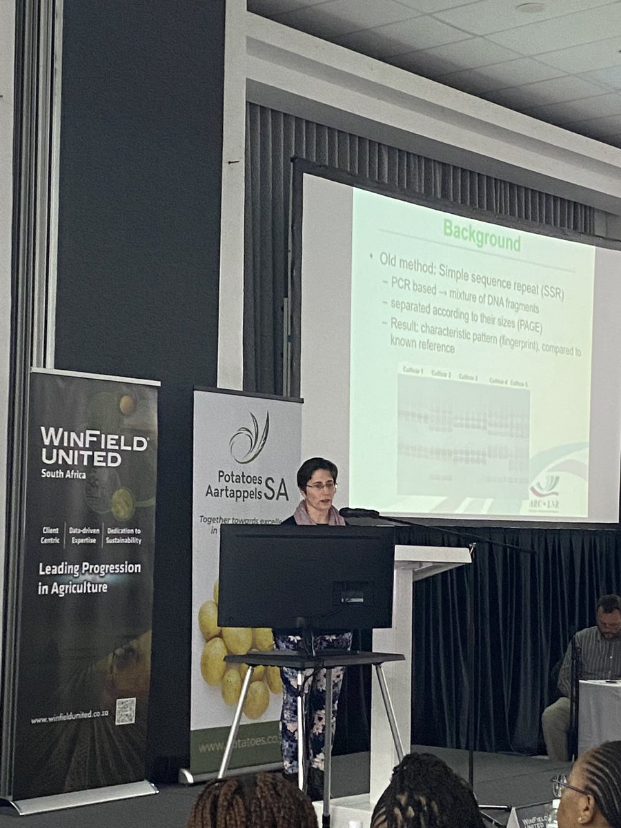 potatoes_za's tweet photo. Dr Inge Gazendam talks on potato cultivar identification in South Africa using a custom SNP panel. 

#ThePerfectPotato #PotatoesSouthAfricaResearchSymposium2022 #TrendingNow https://t.co/RLhemP0cIi