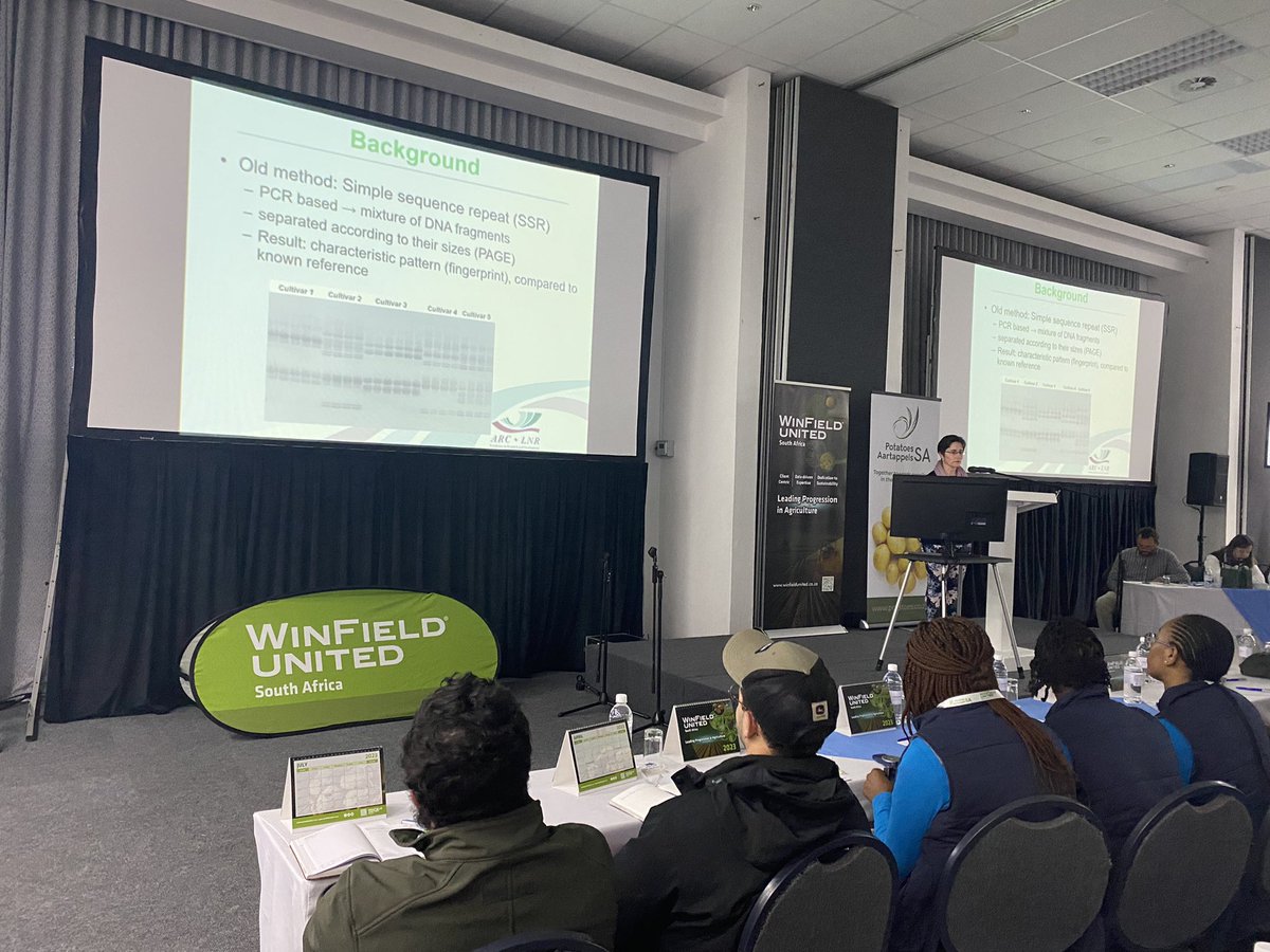 potatoes_za's tweet photo. Dr Inge Gazendam talks on potato cultivar identification in South Africa using a custom SNP panel. 

#ThePerfectPotato #PotatoesSouthAfricaResearchSymposium2022 #TrendingNow https://t.co/RLhemP0cIi