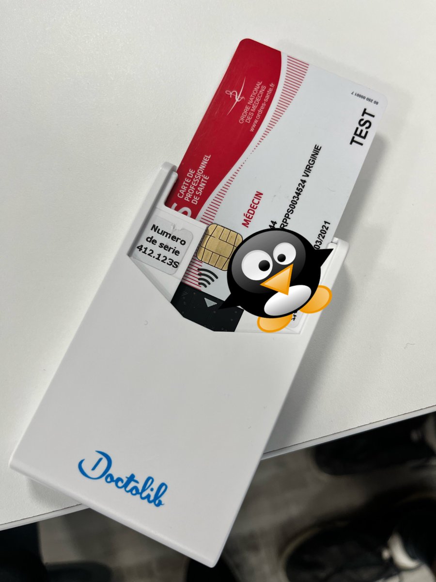 nmartignole's tweet image. Doctolib fabrique aussi les lecteurs de carte CPS/sesame vitale avec les équipes basées à Niort . Photo avec une carte de test 😎.
