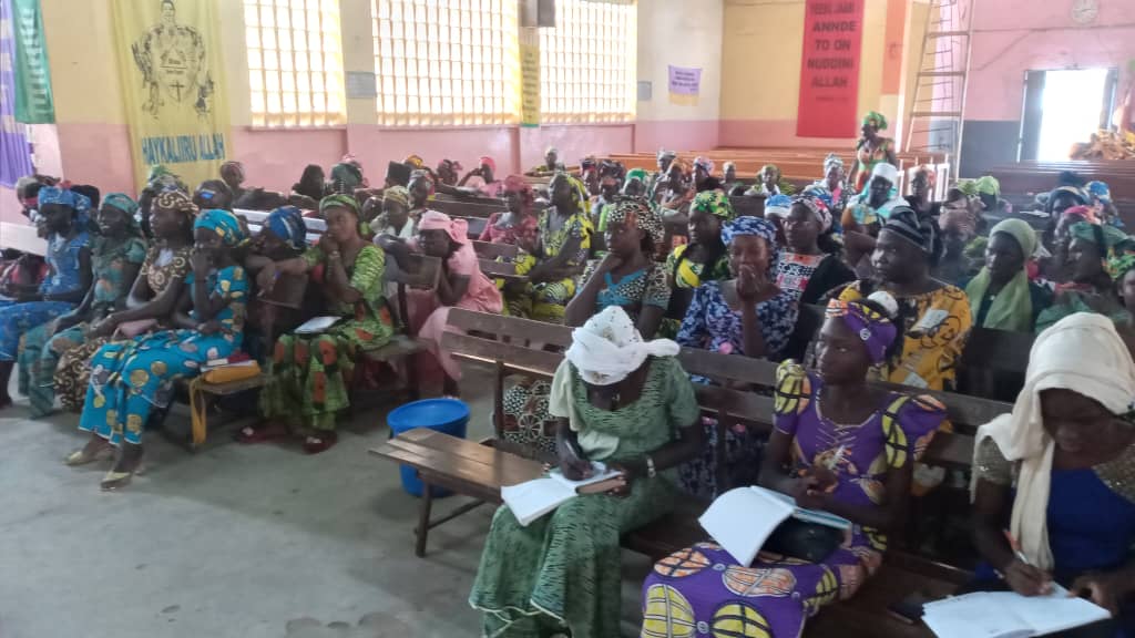 RoyaleLami's tweet photo. Moment d'échanges convivial entre les filles et les tatas (maman Aminou et Kodji autour du thème "quand le mariage tarde à venir" 
Merci à la région ecclésiastique de Garoua https://t.co/AInIcj8pNj