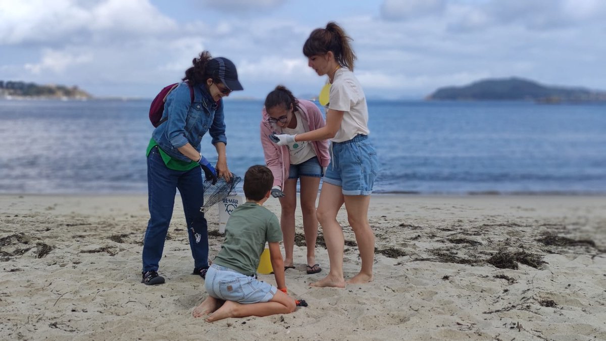 ECOBAS_'s tweet photo. 🌍Hoxe estivemos participando nunha xornada de limpeza de praias 🏖️ xunto coa @AmicosAsoc e o Parque Nacional Marítimo-Terrestre das Illas Atlánticas. Maiores e pequen@s tomaron conciencia coa doutora en Ciencias do Mar, Marina Gómez, da importancia desta actividade. https://t.co/SQHscDk8Xp