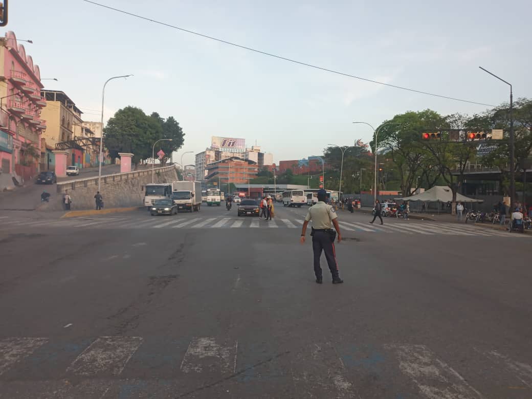 traficovv's tweet photo. Vía @PolisucreOficia Se informa a nuestros vecinos de la Urbanización Palo Verde y sus adyacencias que el Dispositivo para el Mejoramiento de Fluidez Vial de encuentra activo desde las 06:00am hasta 09:00am. #19Julio
 https://t.co/DgzqLM7zMa