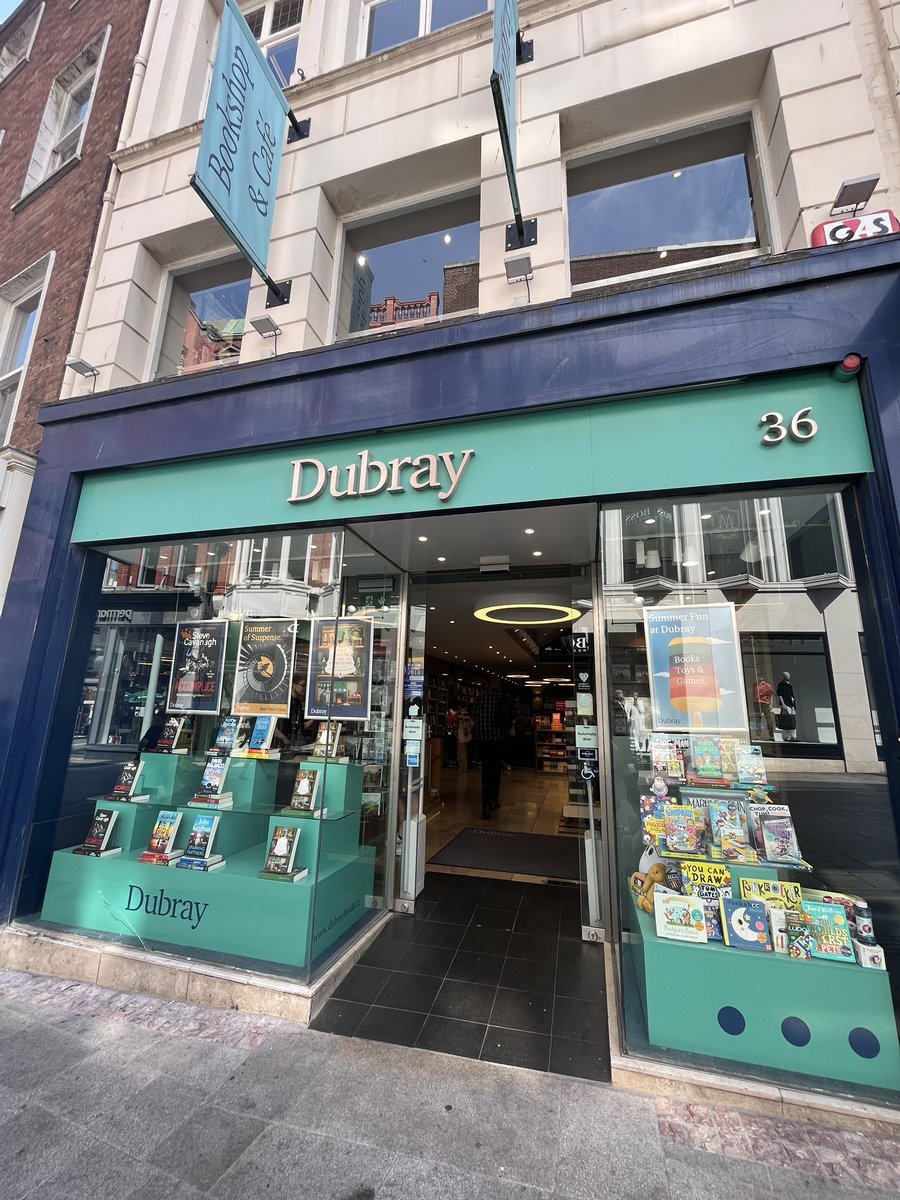 cryingcobble2's tweet image. THE BOOKSHOP WAS SO PRETTY in the next days i'm gonna take some cool pictures of the inside!!