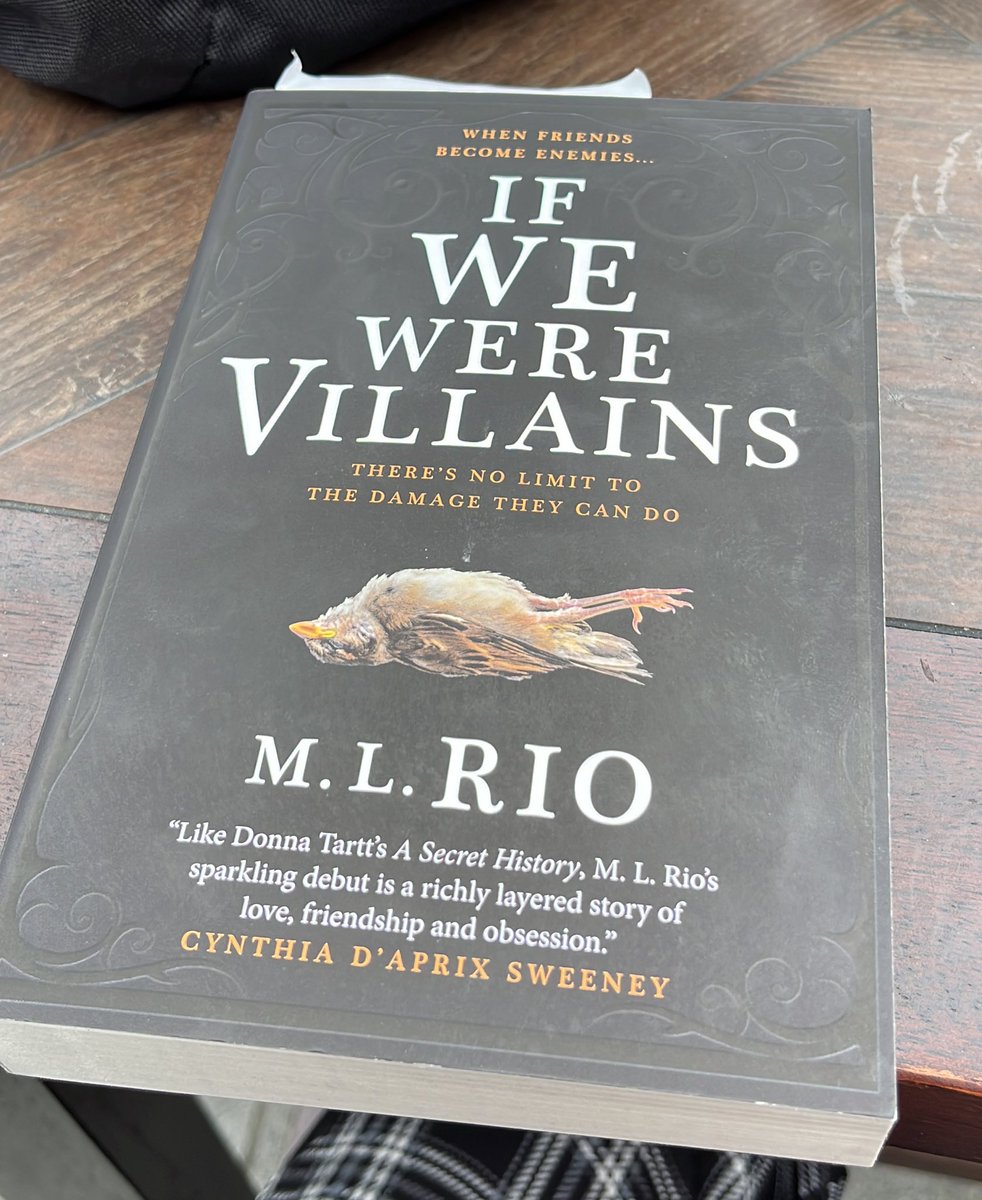 cryingcobble2's tweet image. THE BOOKSHOP WAS SO PRETTY in the next days i'm gonna take some cool pictures of the inside!!