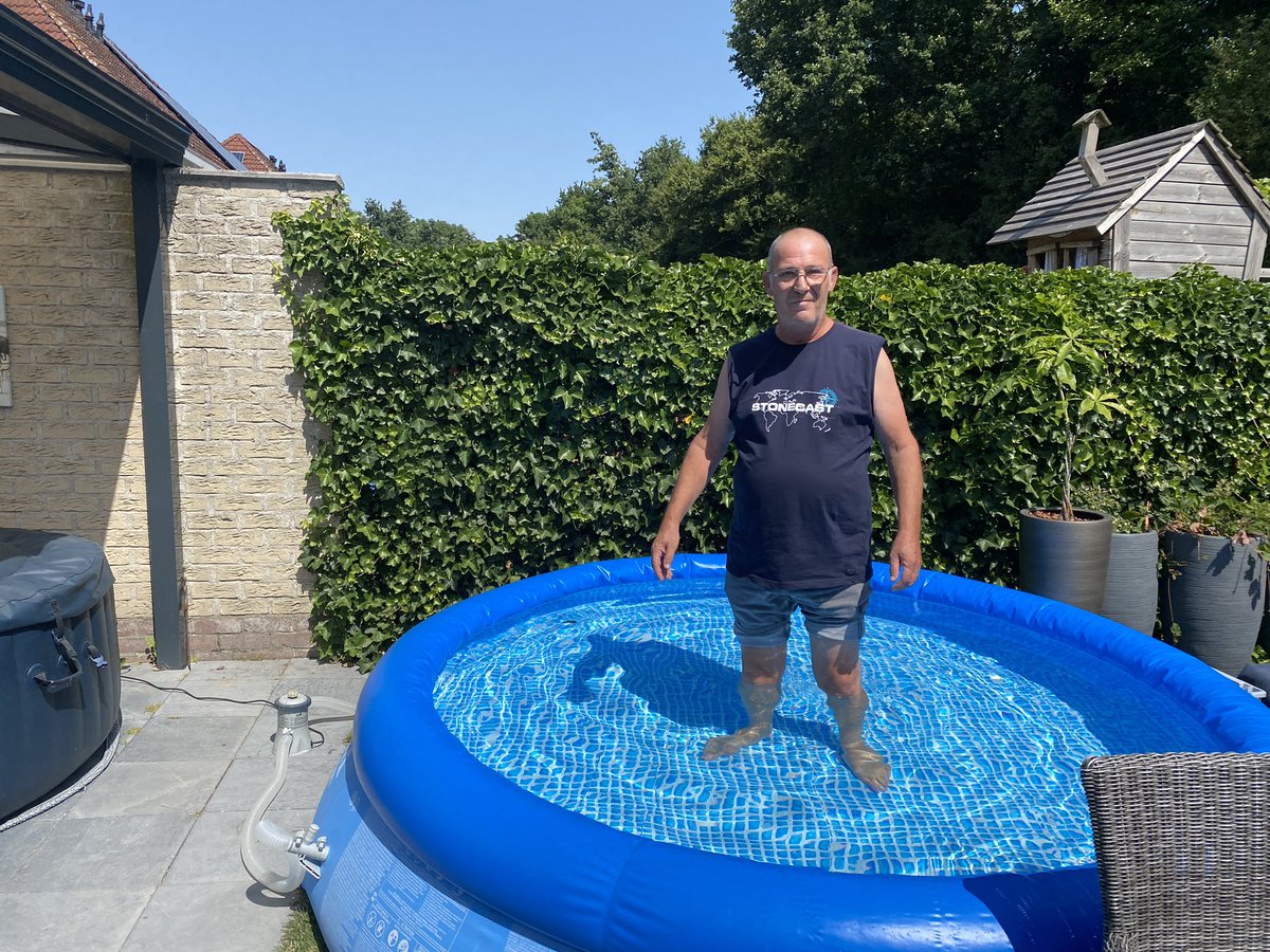 John heeft de ultieme tips: zet een zwembad op, en zorg voor airco binnen! “Ook de rolluiken dichtdoen helpt enorm.” #omroepzeeland #westdorpe