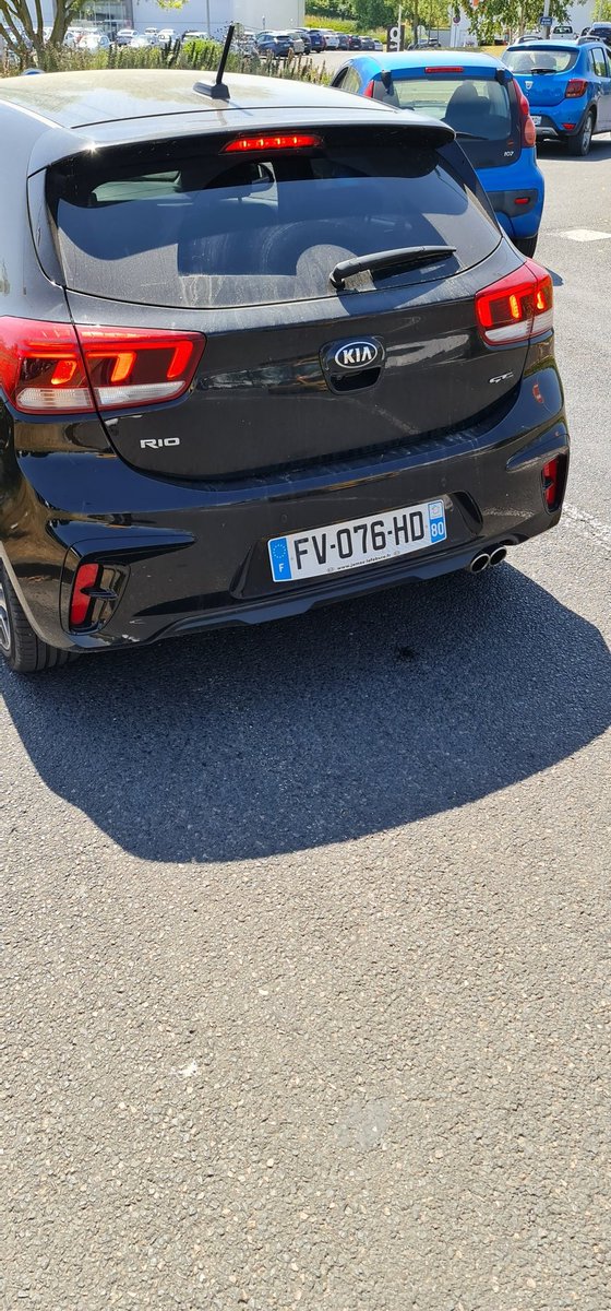 Cher jeune homme nous vous attendons pour nettoyer vos détritus Vallée des Vignes
<a href="/PoliceNat80/">Police nationale 80</a>
<a href="/WakeUpAmiens/">Wake Up Amiens</a> 
<a href="/AmiensMetropole/">Amiens Métropole - Ville d’Amiens</a>