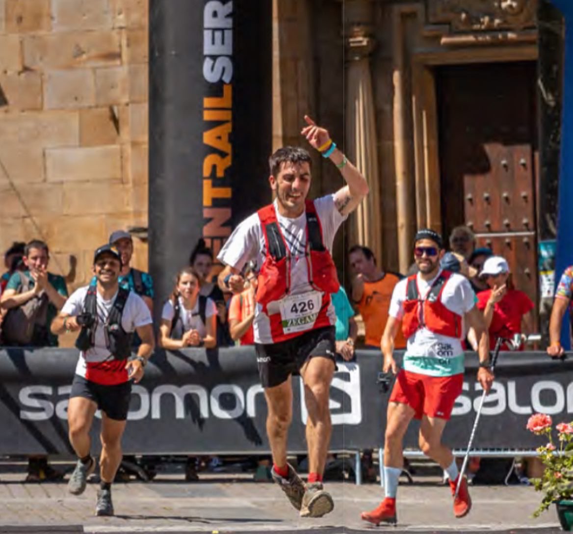 teambepro's tweet photo. Pol Makuri, #AtletaBepro hace historia. 🇪🇸💪🏼

@polmakuri_ply se convierte en el primer atleta con diversidad funcional en finalizar la Zegama-Aizkorri, la maratón internacional de montaña más potente y brutal dentro del tiempo reglamentario. https://t.co/1N3o3lCBxy