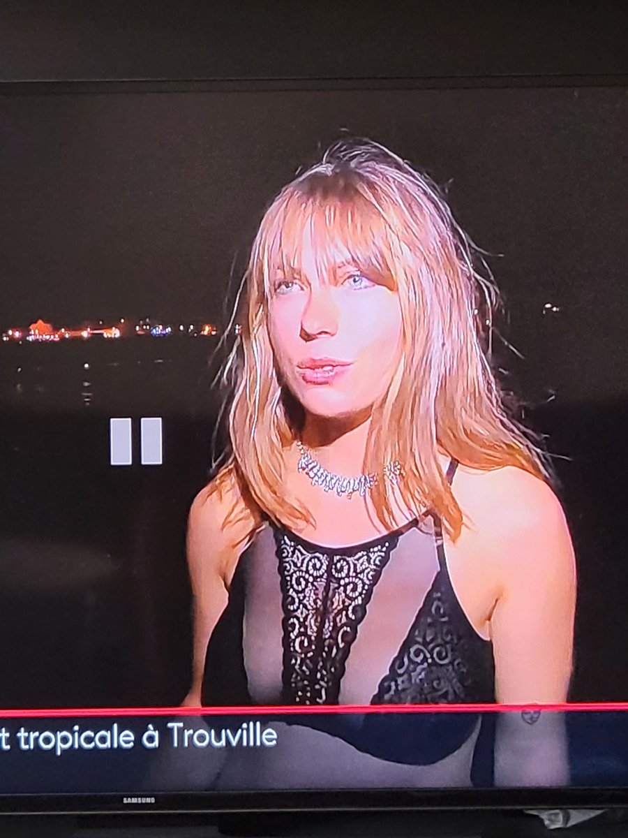 kezya14's tweet photo. @Nagui on a retrouvé Madame à la plage... bain de minuit et quelques années en moins... surprenant !!
#JT #France2 #13h https://t.co/CH18hoGfc2