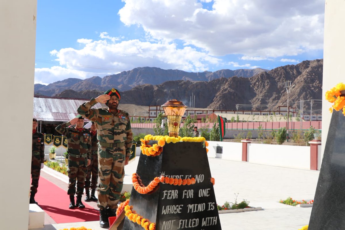 IndianArmyinJK's tweet photo. #KargilVictoryFlame reached Leh at #LSRC and was welcomed with great zeal & enthusiasm. All ranks and many distinguished veterans paid homage to the Bravehearts by laying wreath at War Memorial, LSRC
#KargilVijayFlame
#KargilVijayDiwas
#KVD2022
#NCat51 https://t.co/pEB4rXJm2k