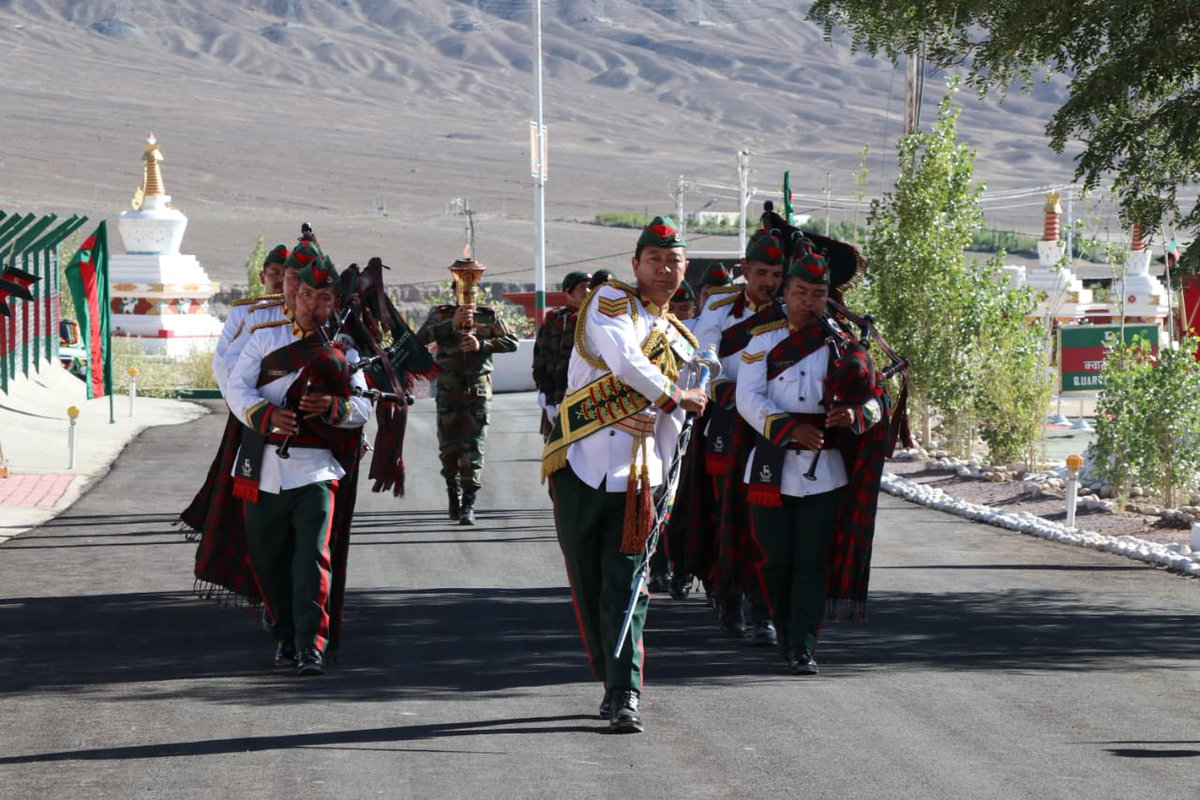 IndianArmyinJK's tweet photo. #KargilVictoryFlame reached Leh at #LSRC and was welcomed with great zeal & enthusiasm. All ranks and many distinguished veterans paid homage to the Bravehearts by laying wreath at War Memorial, LSRC
#KargilVijayFlame
#KargilVijayDiwas
#KVD2022
#NCat51 https://t.co/pEB4rXJm2k
