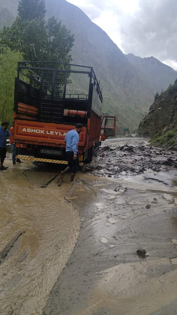 shubhamtorres09's tweet photo. #Manali-#Leh National Highway (NH-003) closed due to #Landslide near #BillingNala at #Keylong
#Kaza road 1 km from #Sumdo blocked due to rising water level in the drain
#Pangi #Killar road (SH-26) which was closed for traffic, now open again
#Lahaul #Spiti #HimachalPradesh https://t.co/PZdBhy1W7f