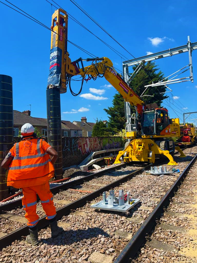🚧 Brilliant Progress at Barking Riverside

🚦 #TeamLundy rallied their supply chain to support clients <a href="/morgansindallc/">Morgan Sindall Construction</a> &amp; <a href="/VolkerFitzUK/">VolkerFitzpatrick</a> to install 610 piles for the installation of a #Signalling gantry

👷👷‍♀️ The team navigated very tight clearances safely, to budget and on time!