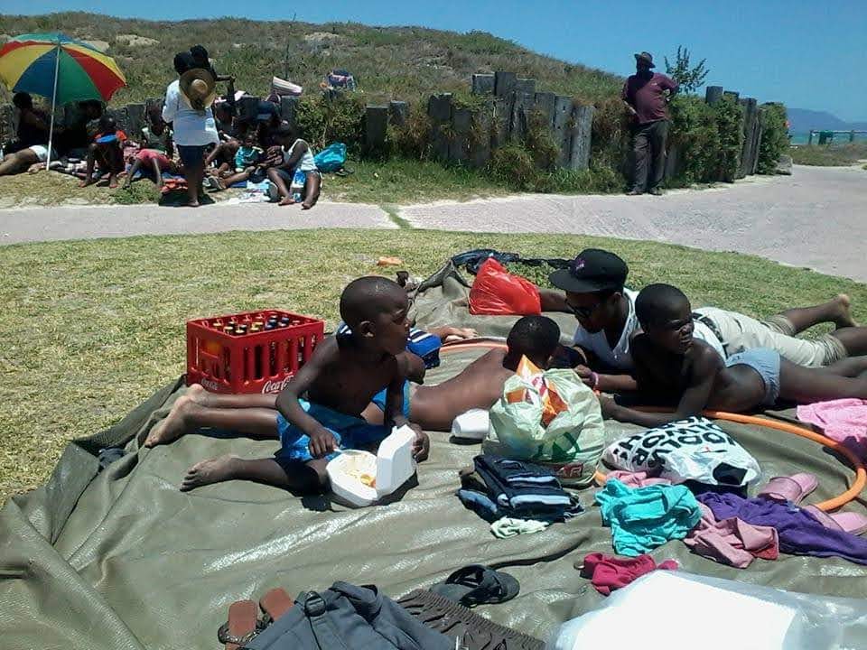 @Twizza_ZA #MandelaDay #ShareYourMadibaMoment
#EnergiseTheMoment
#TwizzaEnergy We took out some kids from the homeless shelter for a picnic.