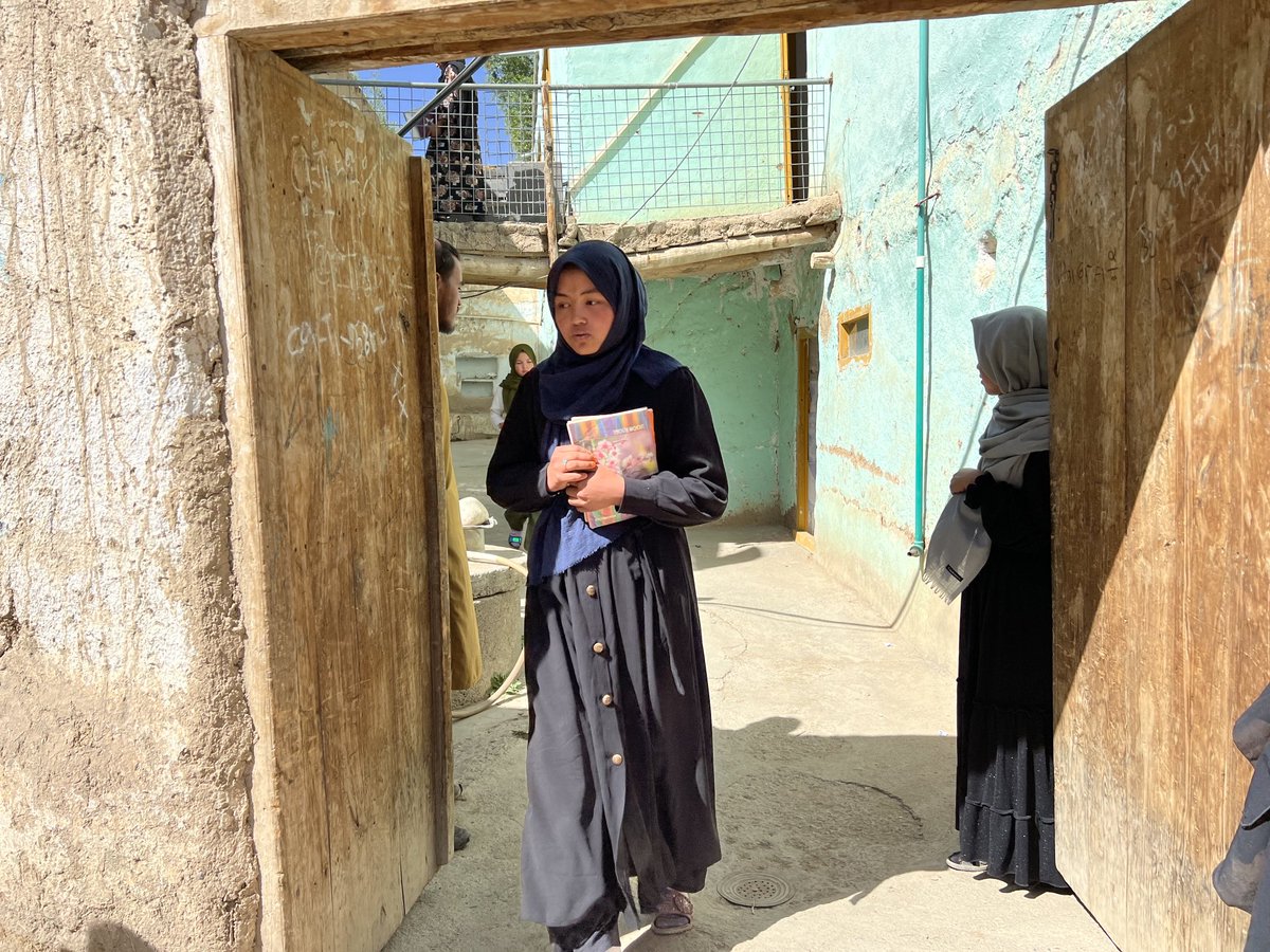 Ich habe in den letzten Tagen so viele Afghaninnen getroffen, die weinen. Um ihre verlorene Freiheit, die Chance zu lernen. Begabte, wissbegierige Frauen, die verzweifelt um Unterstützung bitten: „Seht uns, vergesst uns nicht! #Afghanistan