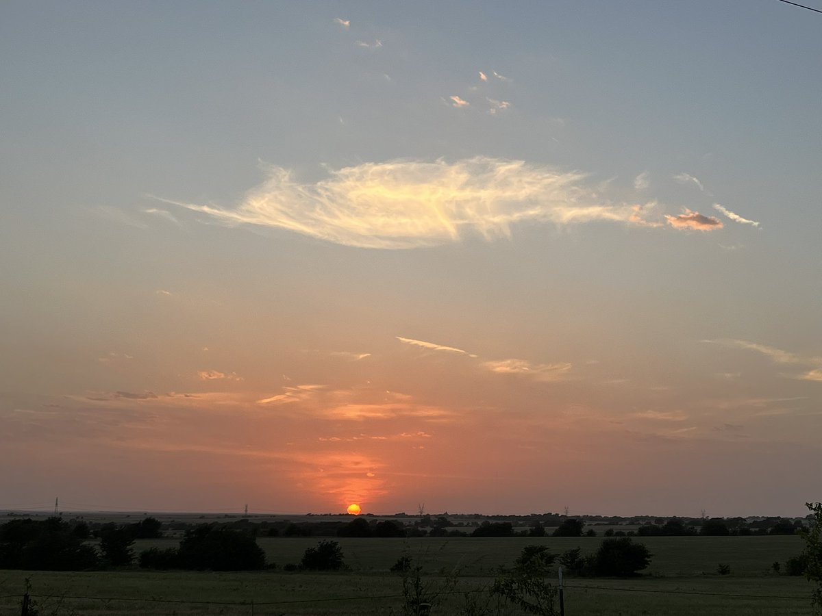 walkerdj01's tweet image. 105 degrees at sunset on Monday.  Yes, there are a few streaks of Virga at about 20,000 feet.