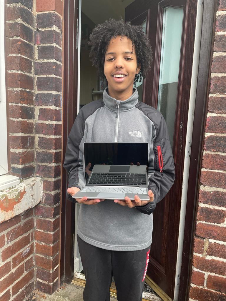 onesomalifdn's tweet photo. The Sheffield City Council Device Grant Scheme has allowed us to get digitally excluded adults in the Somali Community of Sheffield get online. We use technology to engage and inspire young people to build a better life for themselves and unite the communities in which they live https://t.co/tEcXJxYRzW