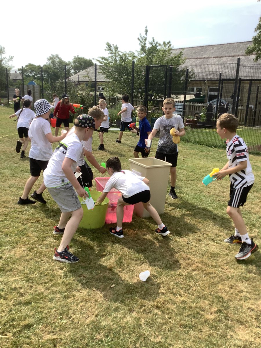 PeelParkClass13's tweet photo. No better way to cool down in this weather than with a good old water fight ☀️🤪 https://t.co/pHCS94WDbU