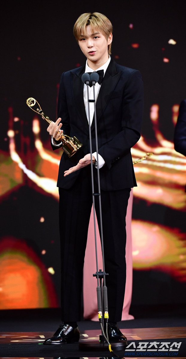 whattadaniel's tweet photo. 꺄 배우 강다니엘 상받았다

#청룡시리즈_인기상_강다니엘_축하해
#BlueDragonSeries_KangDaniel https://t.co/gVuFmcVCIZ