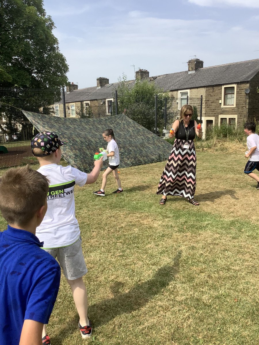 PeelParkClass13's tweet photo. No better way to cool down in this weather than with a good old water fight ☀️🤪 https://t.co/wu8dwALbdC
